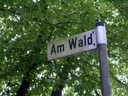 Strassen-Schild Am Wald